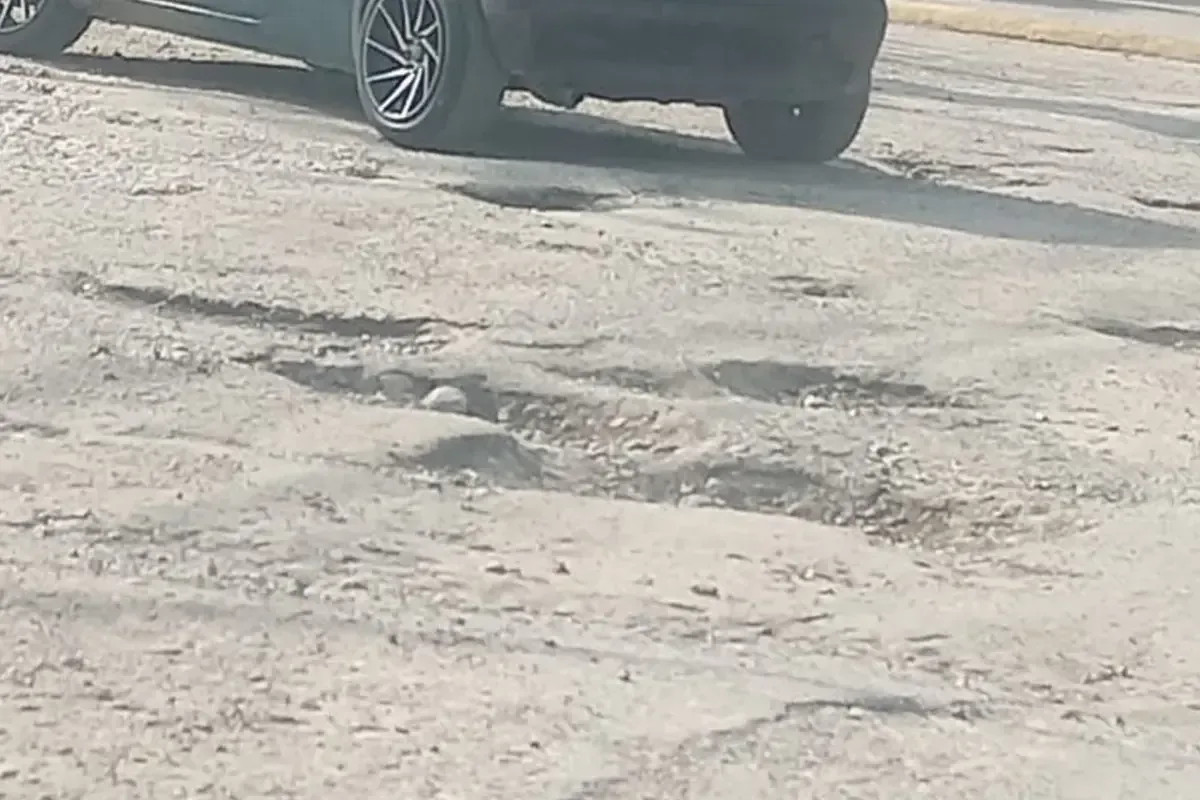 La comunidad enfrenta riesgos al transitar por calles deterioradas que requieren atención urgente.