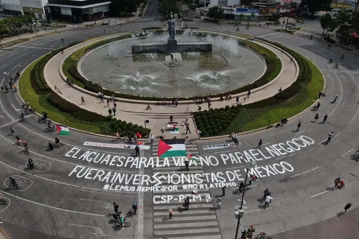 La crisis del agua en Jalisco provoca manifestaciones en la zona metropolitana, con bloqueos y marchas.