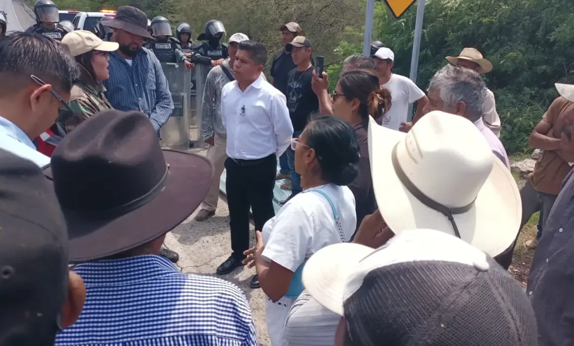 Comuneros protestaron para defender el acceso a sus comunidades ante la obra de Capufe.