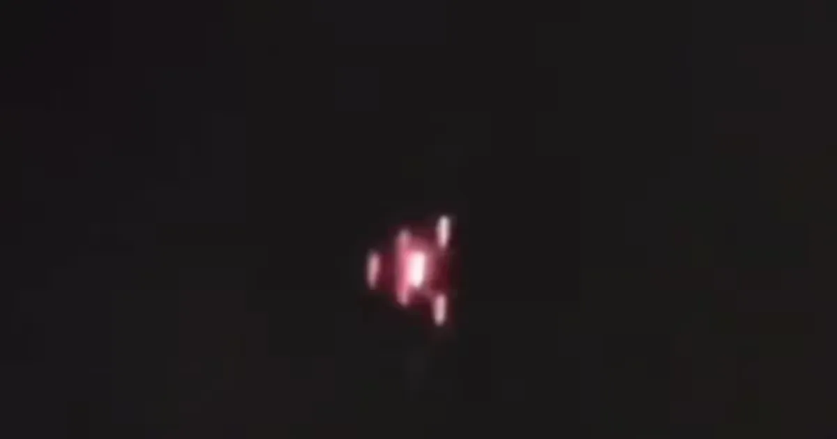 Habitantes de Rayones observan luces misteriosas en el cielo nocturno.