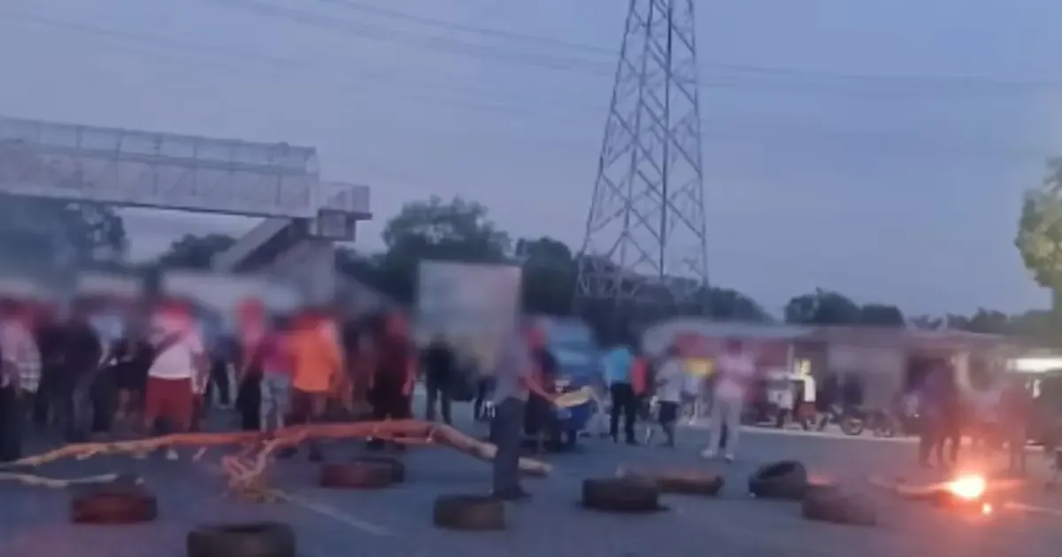 La protesta afecta la circulación y exige atención a problemas de servicios básicos.