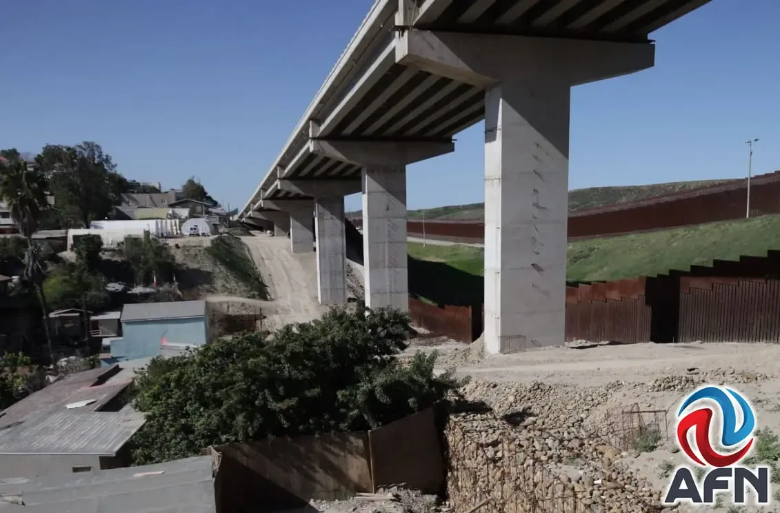 Habitantes de Tijuana muestran daños en sus viviendas por construcción.