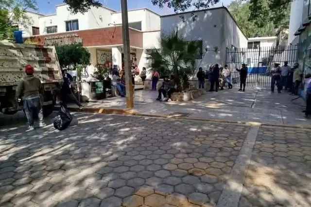 La disputa por un acceso común ha generado tensiones y protestas en la comunidad.