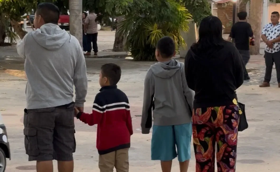 Habitantes en Cancún enfrentan inusuales bajas temperaturas y fuertes vientos.