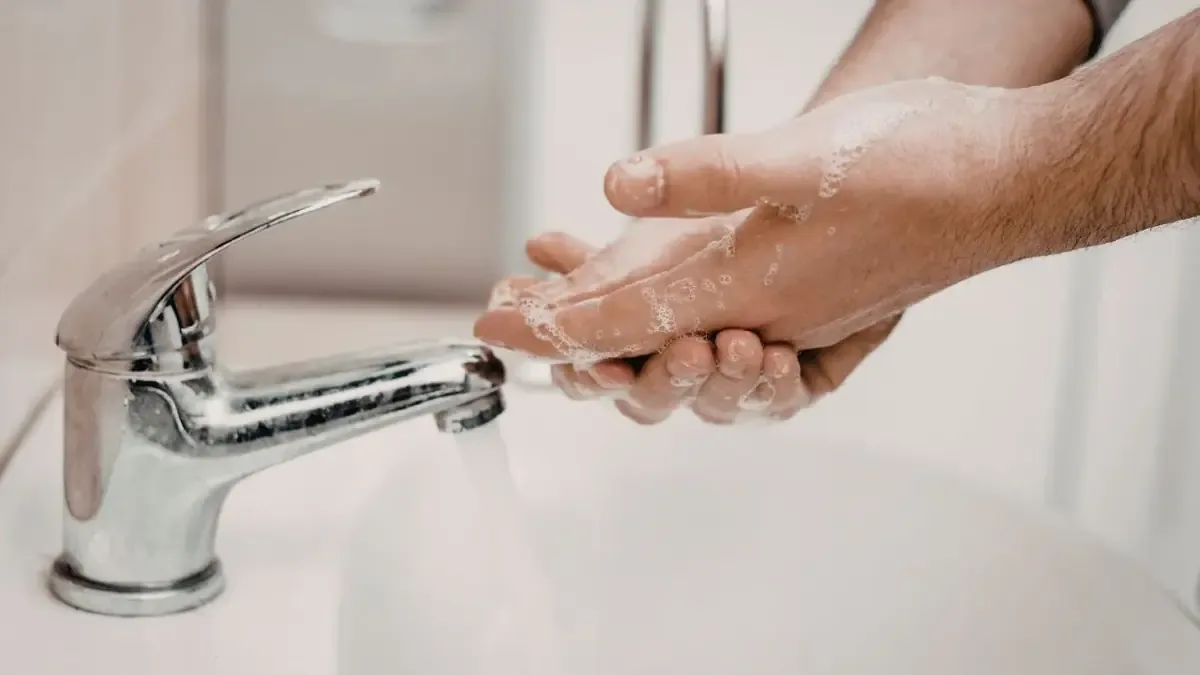 Habitantes enfrentan interrupciones en el suministro de agua por trabajos de mantenimiento en la red hidráulica.