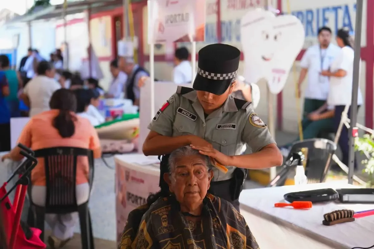 Habitantes reciben servicios públicos y apoyo directo de autoridades en un evento comunitario.