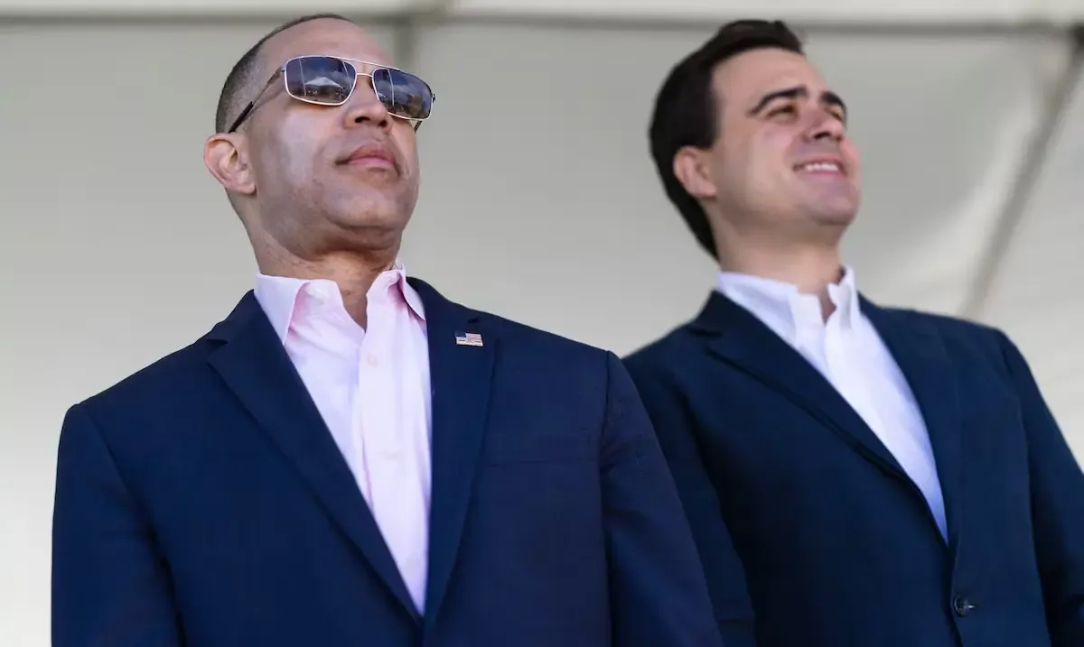 El líder demócrata se une a Pablo José Hernández para exigir respeto al futuro político de Puerto Rico.