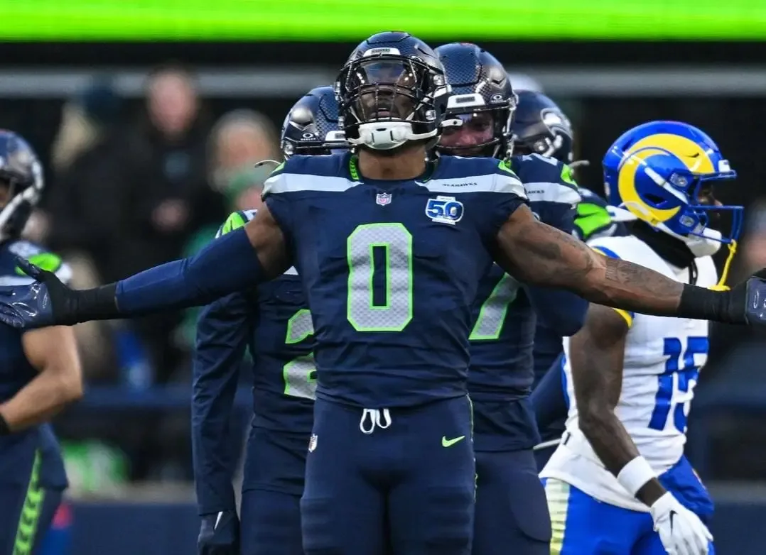 Halcones Marinos celebran su victoria tras el emocionante partido contra Rams.