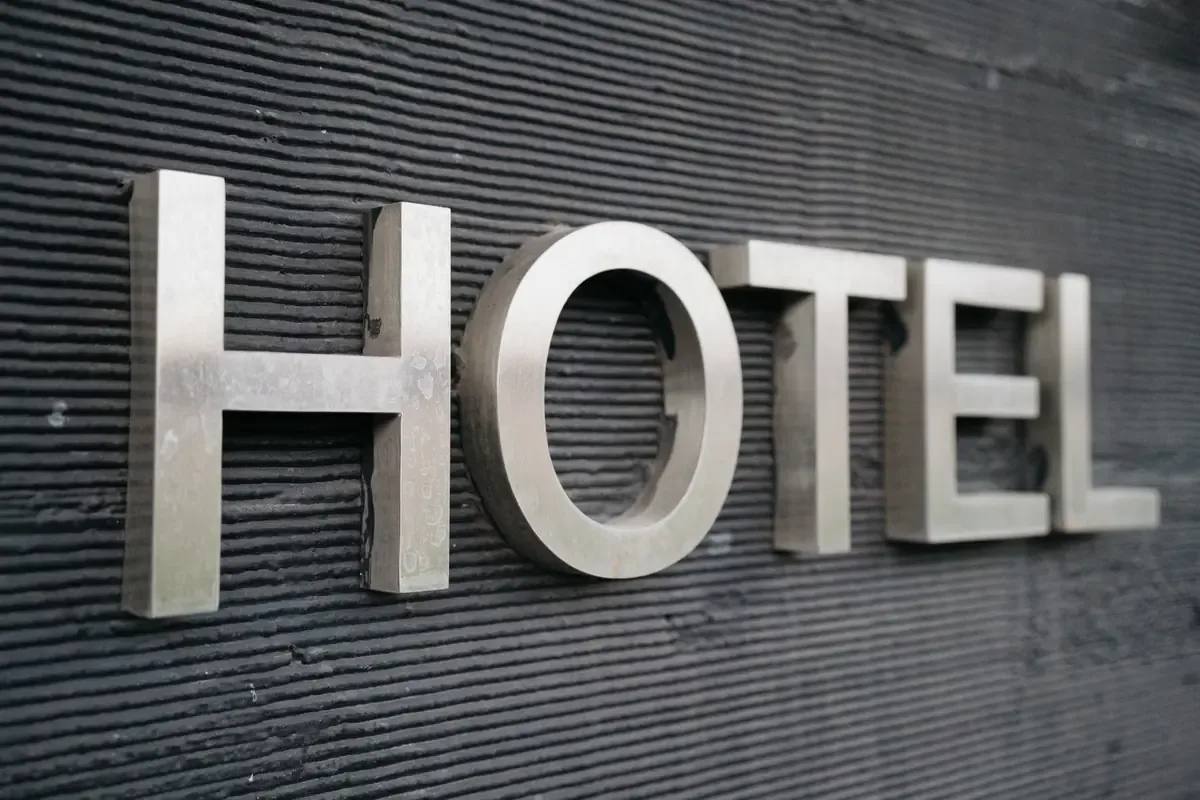 El descubrimiento del cuerpo en el motel enfoca la atención en la falta de vigilancia y seguridad en el lugar.