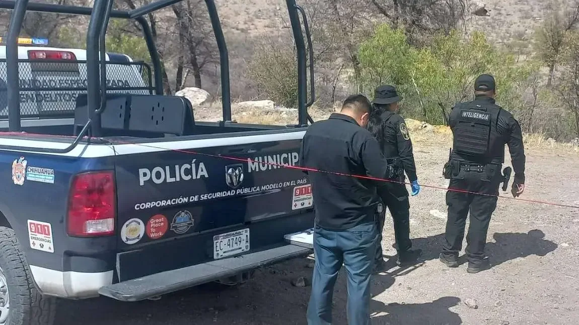 El descubrimiento ocurrió en Ejido Sacramento, donde la policía investiga las causas de la muerte.