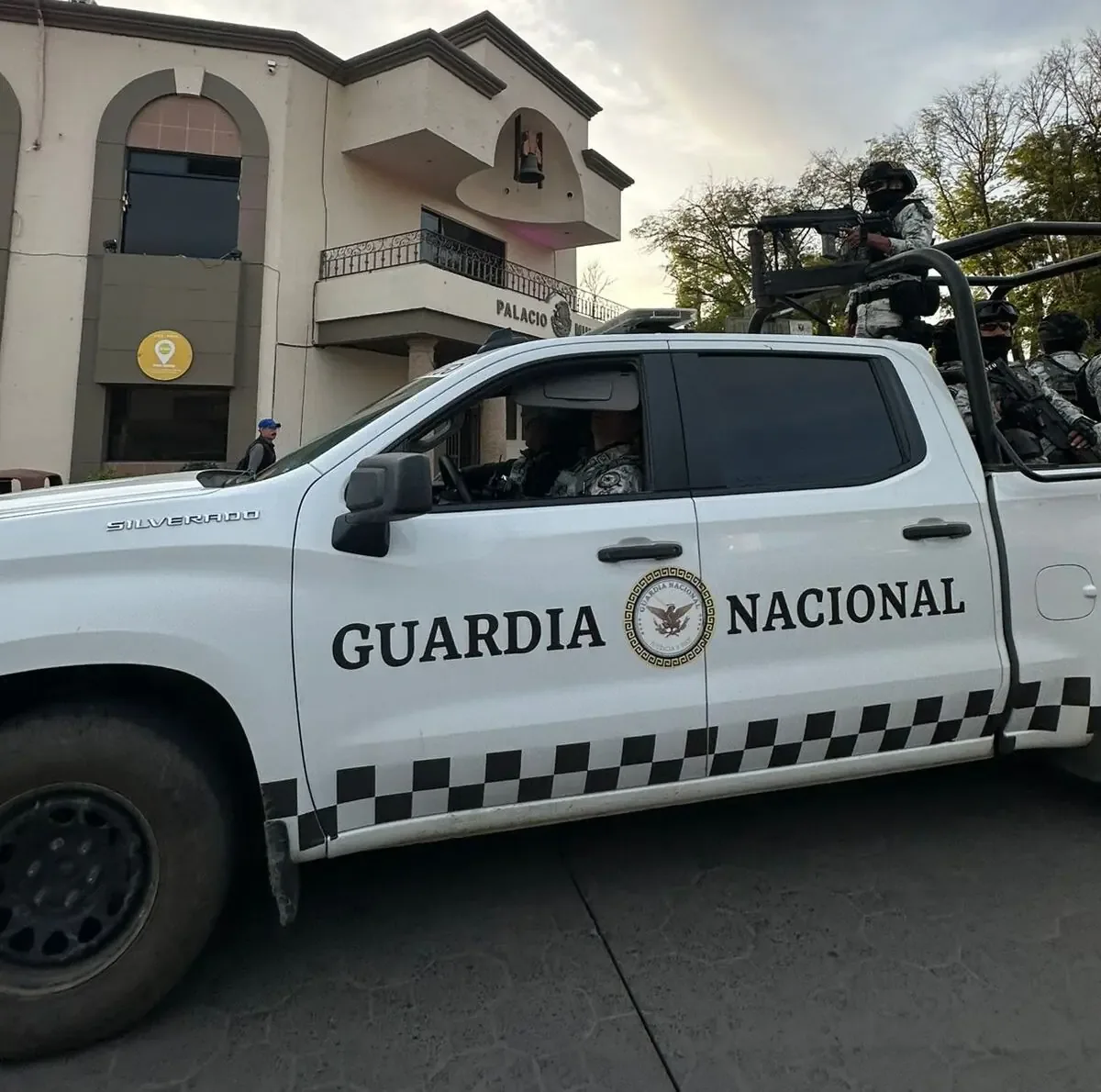Un hombre fue encontrado con signos de violencia y un narcomensaje.