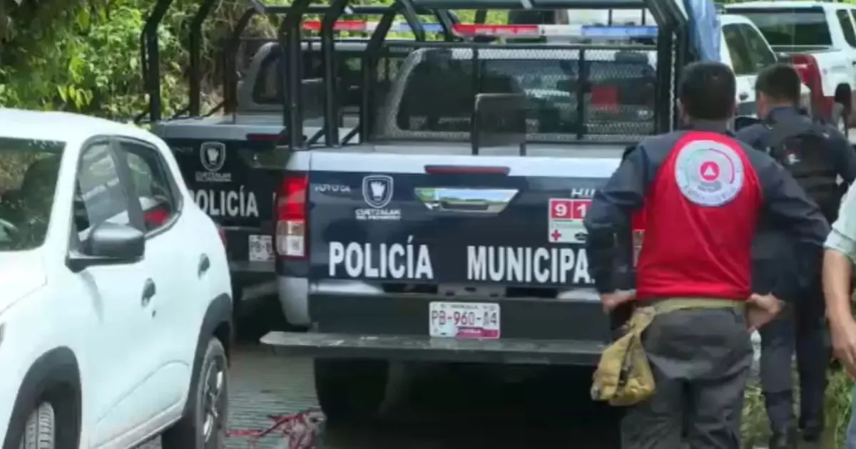 Rescatistas continúan la búsqueda de una persona desaparecida tras inundaciones en Puebla.
