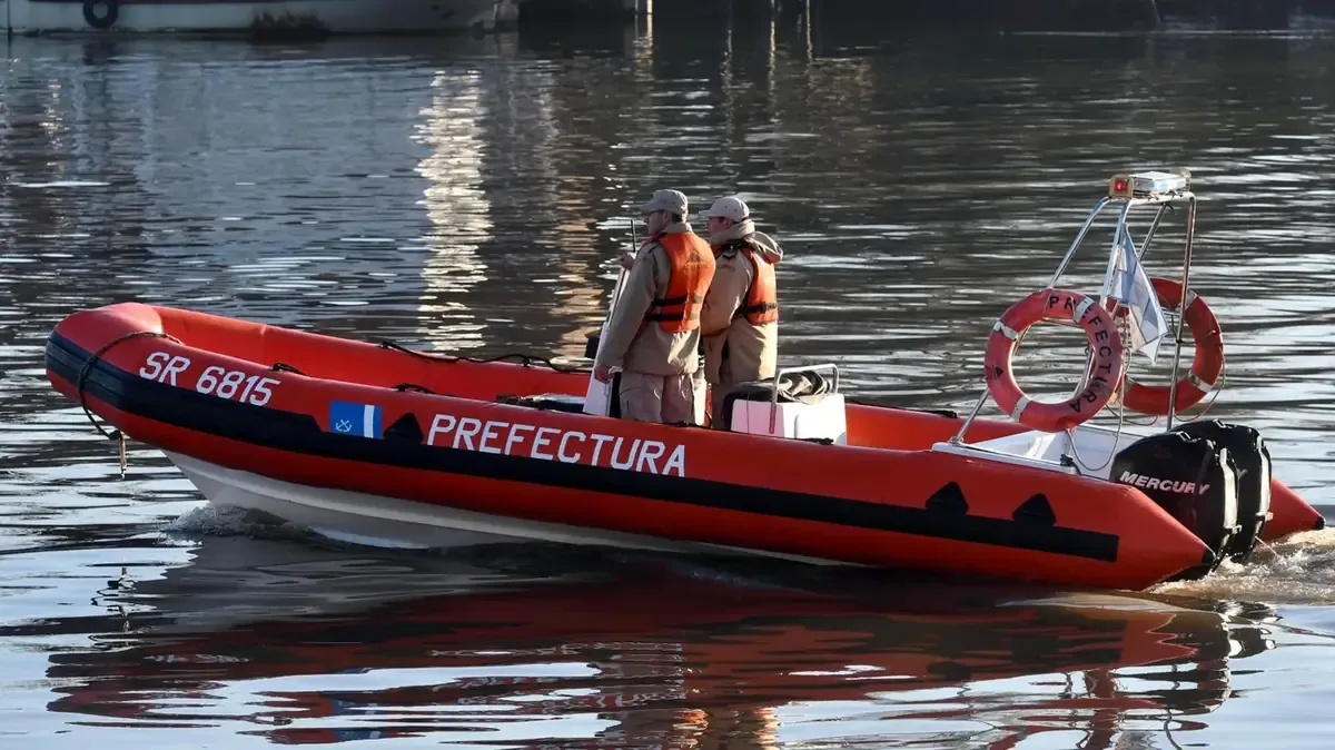 La búsqueda de cinco hombres en el Río de la Plata avanza tras hallazgos clave por parte de la Prefectura Naval Argentina.