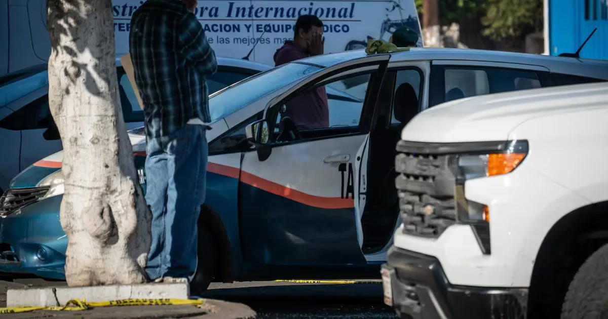 Hallazgo de un taxista sin vida en su unidad en Tijuana.