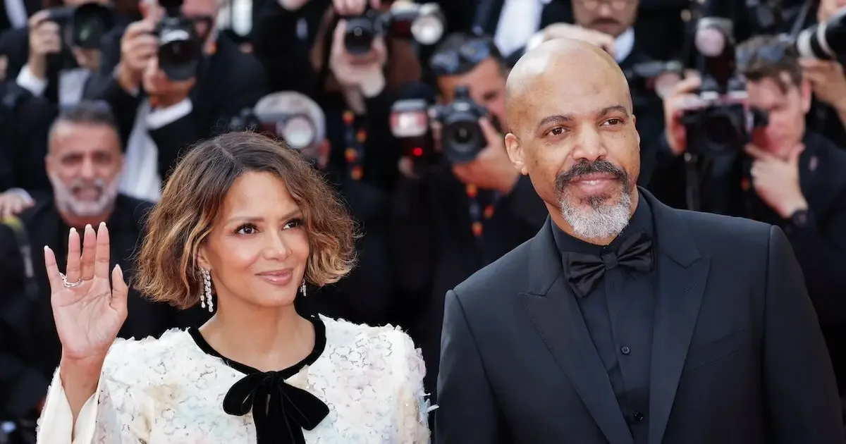 Halle Berry muestra su anillo de compromiso durante el programa de Jimmy Fallon.