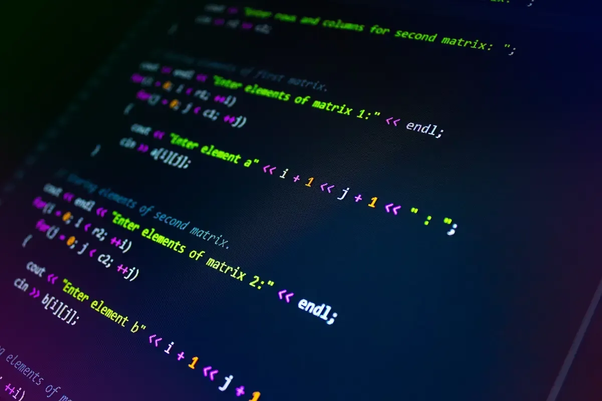 La universidad de Harvard pone a disposición un curso completo de SQL sin coste adicional, ideal para principiantes.