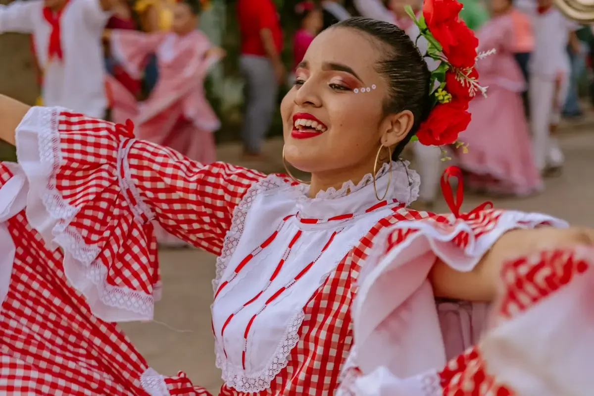 Nuevas oportunidades culturales en Quintana Roo benefician a jóvenes y artesanos locales al ampliar la oferta artesanal.