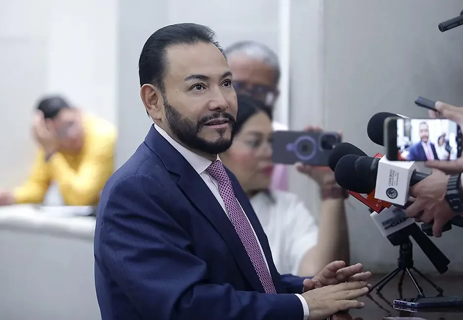 El diputado local cuestiona la versión del alcalde sobre protestas y responsabilidades.
