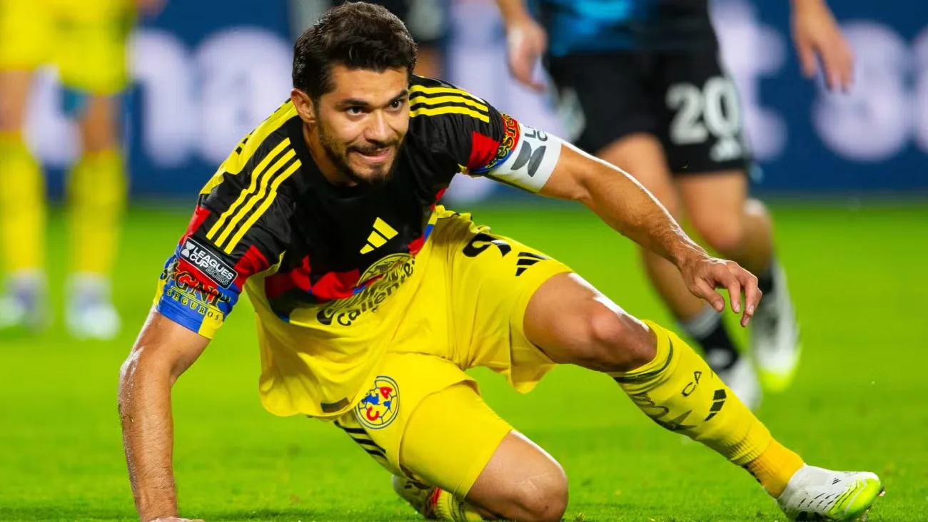 Henry Martín entrena con el primer equipo del América previo al partido.