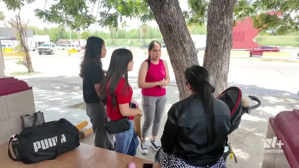 Dos hermanas viajan semanalmente desde Texas a México para reunirse con su madre soñadora, deportada tras un operativo de inmigración.