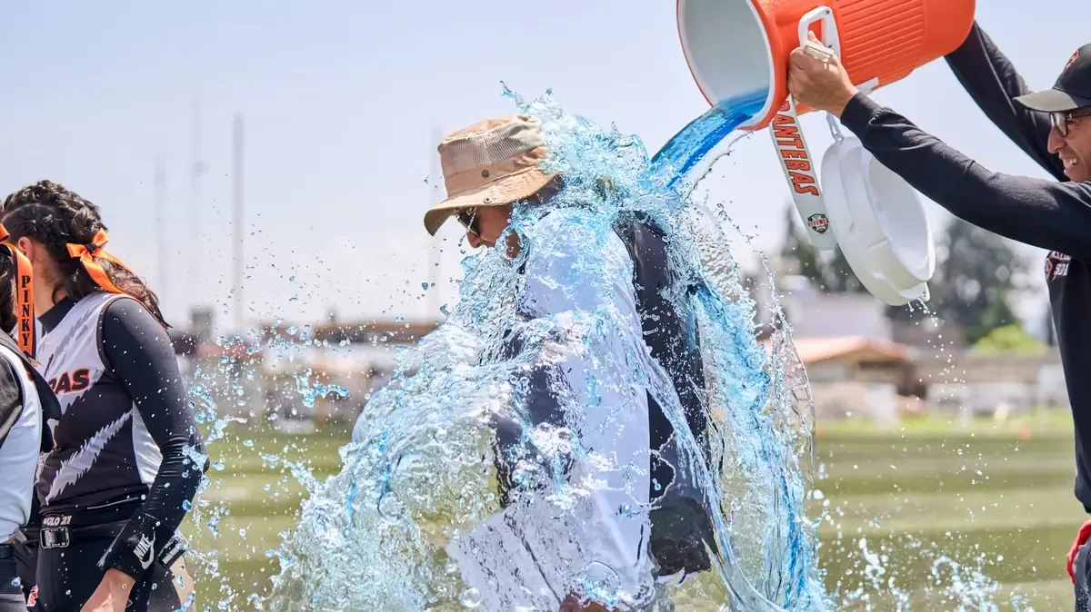 La entrega de agua y suero oral busca prevenir problemas de salud por altas temperaturas.
