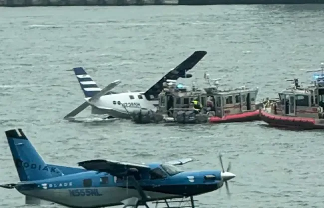 Un hidroavión con ocho personas a bordo aterriza de emergencia, dejando dos heridos leves.