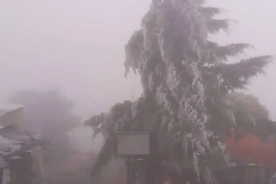 Hielo en las calles de Pinal de Amoles, Querétaro, debido a bajas temperaturas.