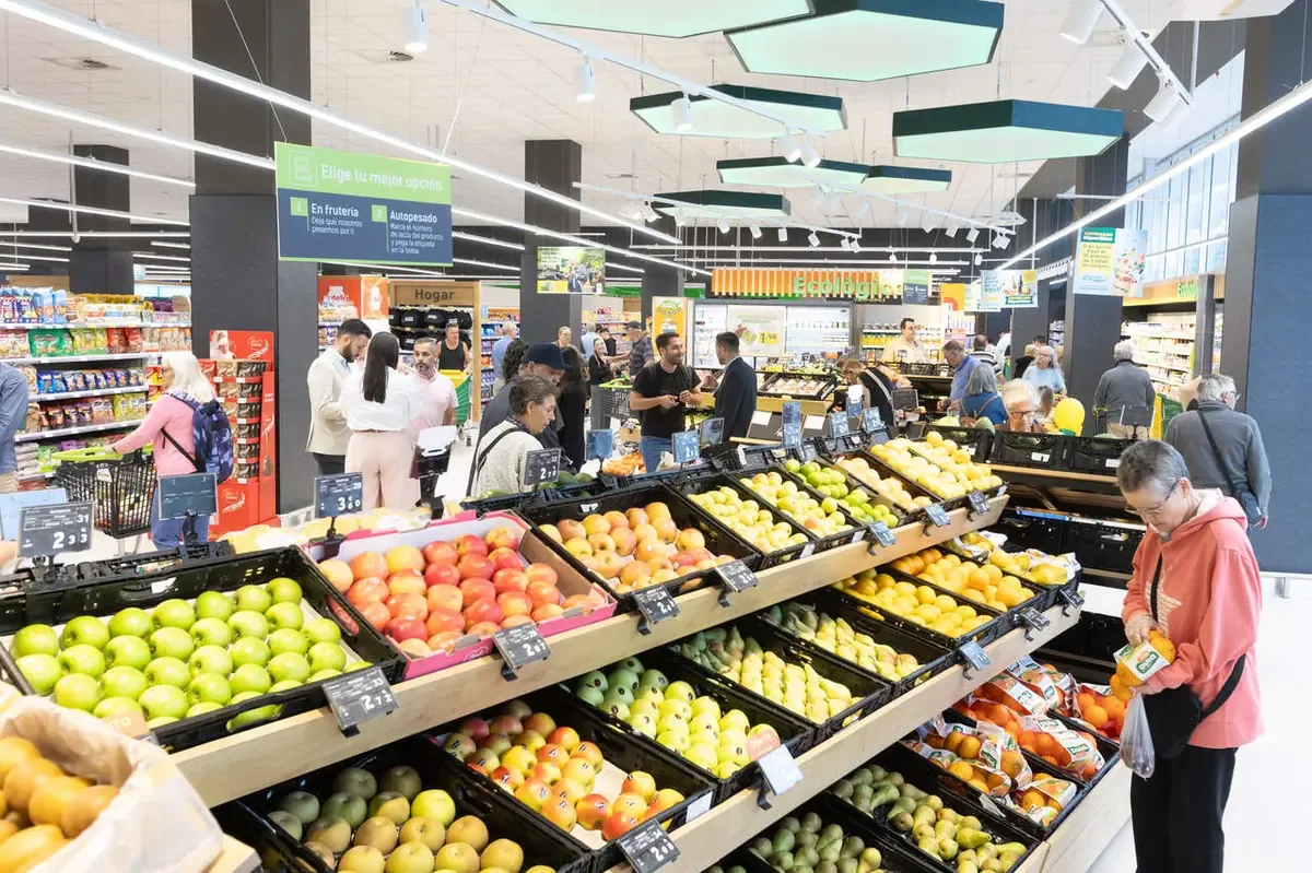 La cadena canaria de supermercados HiperDino sigue expandiendo su presencia con importantes inversiones en 2026.
