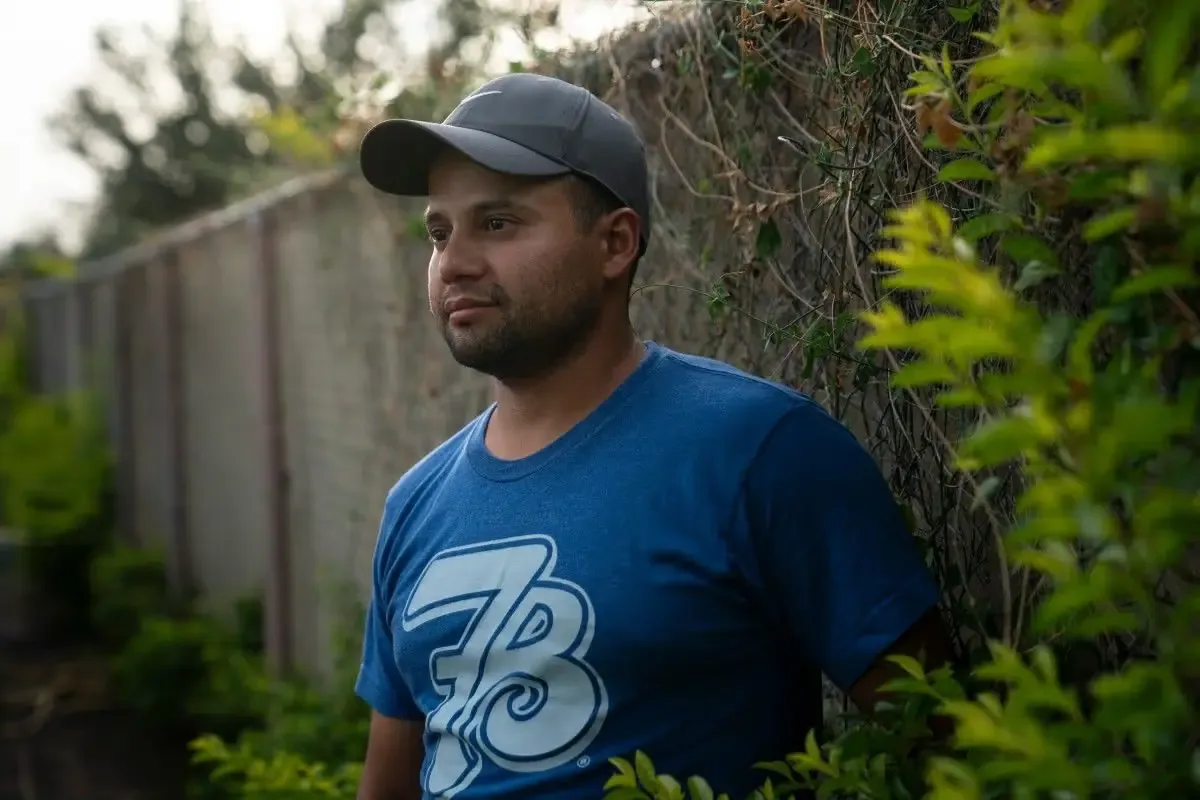 Tres beneficiarios de DACA comparten sus traumáticas experiencias al ser deportados, a pesar de su estatus legal.
