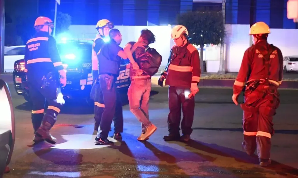 La violencia se desató en un camión detenido por trabajos de emergencia en una vialidad.