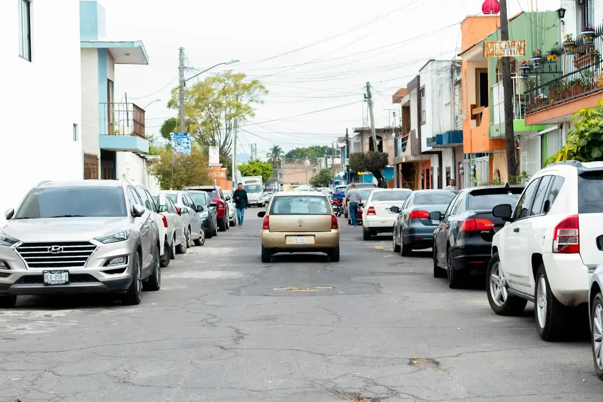Un hombre que lanzó piedras a autos fue agredido por un automovilista en Chihuahua.