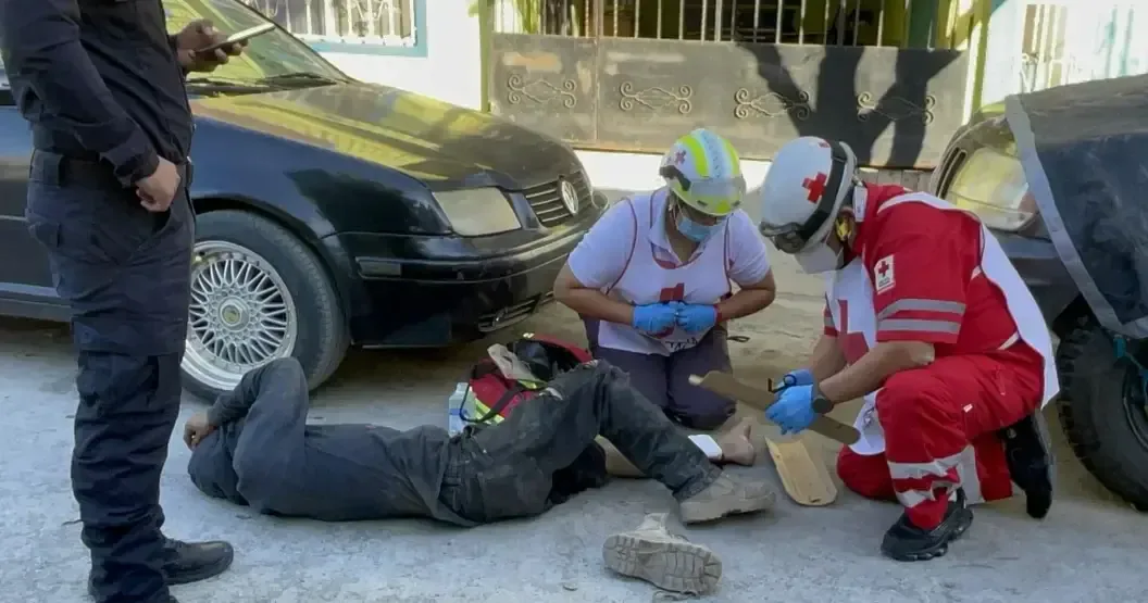 La víctima fue encontrada con lesiones graves y trasladada al hospital.