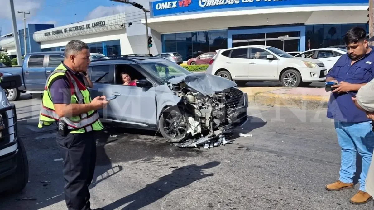 Una mujer resultó herida tras un accidente vehicular donde se alegan responsabilidades compartidas.