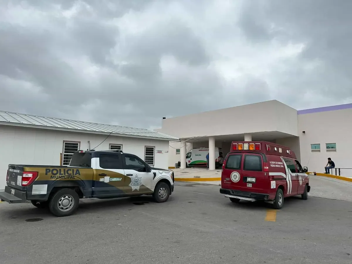 El incidente, ocurrido durante una reunión, dejó graves quemaduras en la víctima.