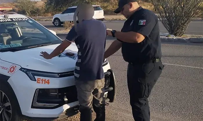 Un anciano fue aprehendido por agredir a transeúntes y portar un cuchillo.