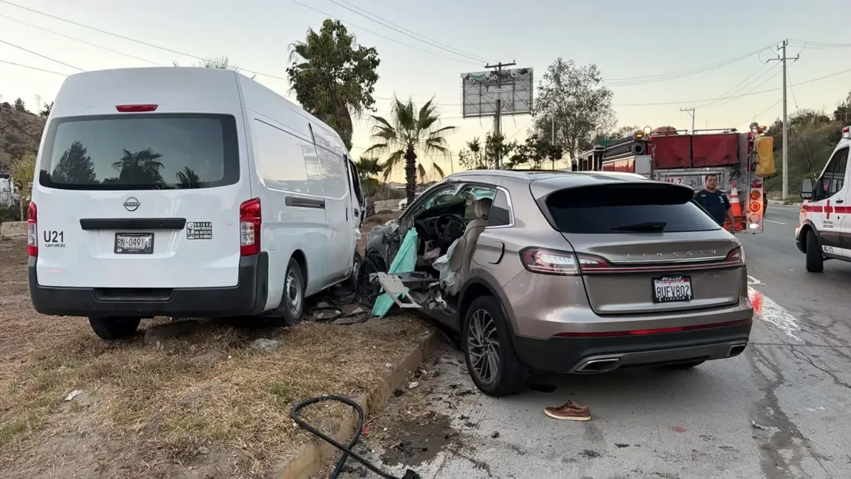 Un aparatoso choque en Tijuana dejó a un adulto mayor con lesiones moderadas, pero sin riesgo vital.