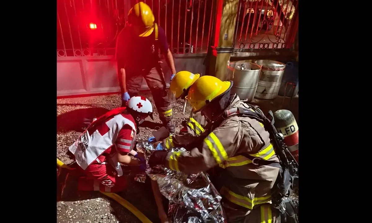 La explosión se registró en una vivienda de Miguel Alemán, donde el afectado fue rescatado por Bomberos.