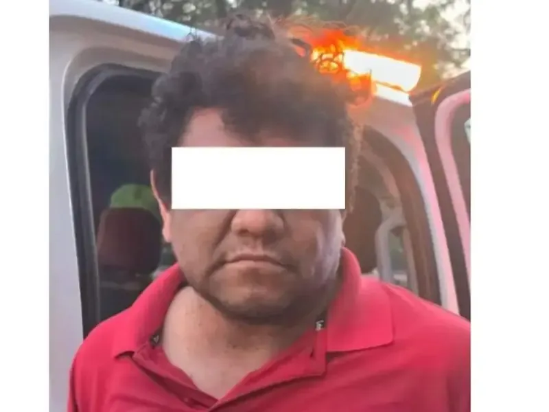El incidente ocurrió durante una revisión por falta de cinturón de seguridad, resultando en lesiones al oficial.