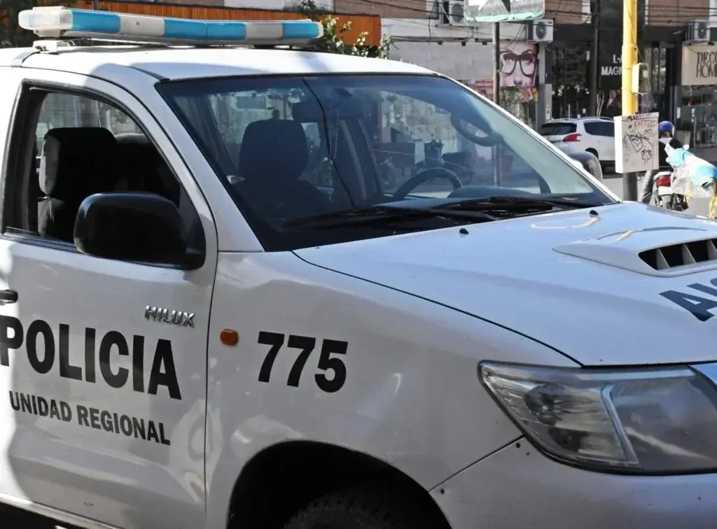 Un ladrón abordó al dueño de casa con un control remoto antes de huir.