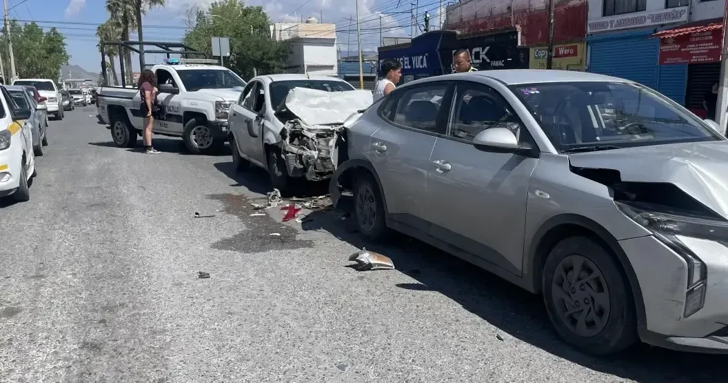 Un accidente vehicular se registró tras una discusión entre un hombre y su esposa, resultando en lesiones para ella.