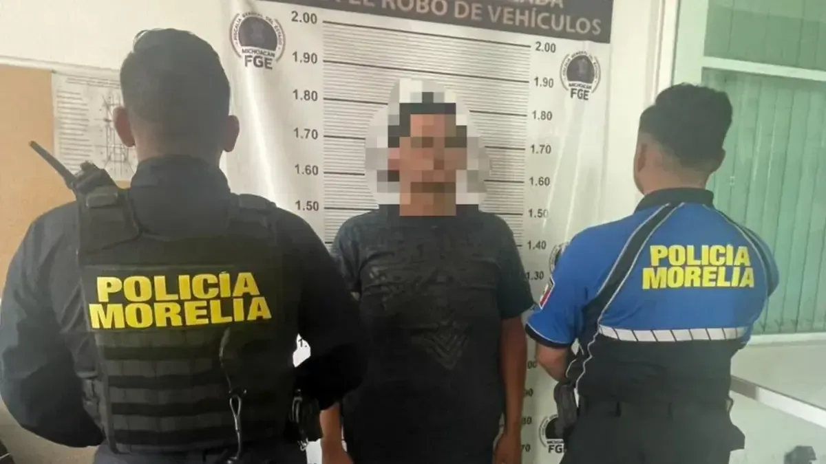 La Policía de Morelia recuperó el vehículo robado y aseguró armas y droga.