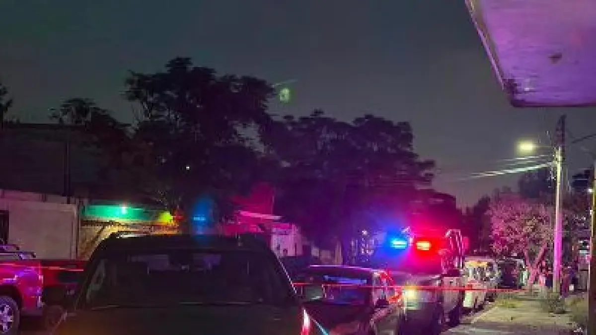Un hombre de nacionalidad estadounidense asesina a tres personas y rapta a su hijo, generando una intensa movilización de autoridades.