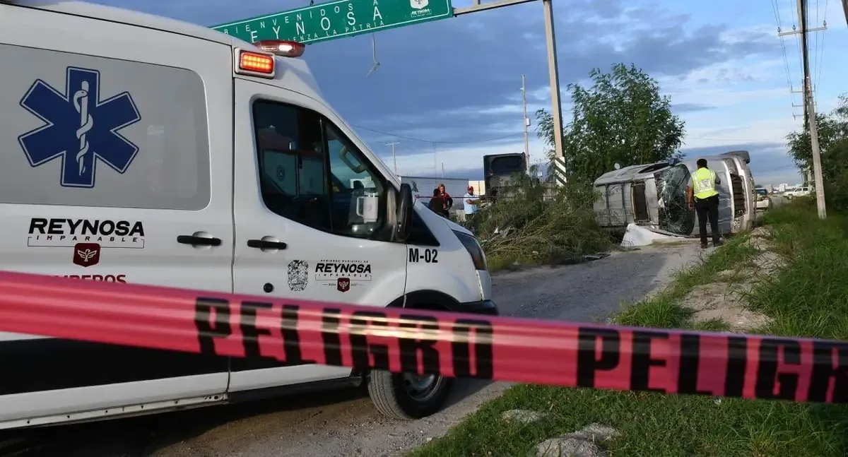 Un accidente en la carretera culmina con la muerte de un joven y lesionados.