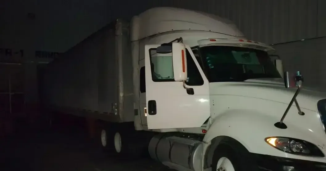 Un operador de tráiler fue encontrado sin signos vitales en una empresa en Saltillo, lo que genera preocupaciones sobre la seguridad laboral.