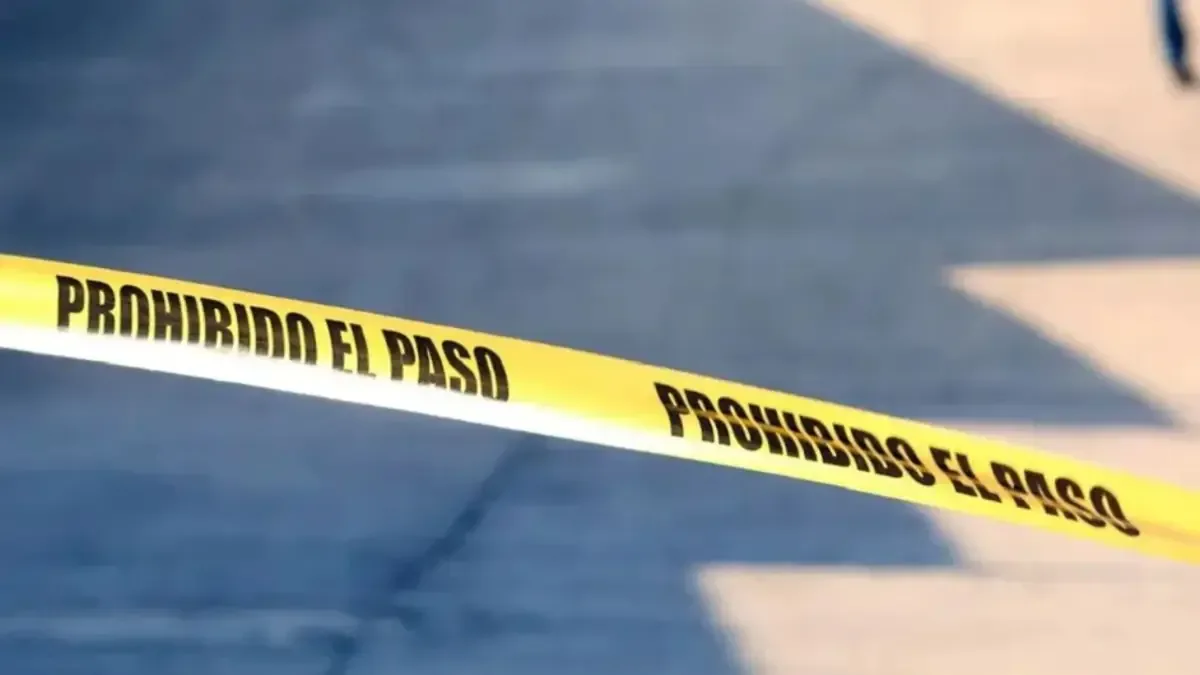 La colisión ocurrió durante una persecución policial, dejando a la mujer gravemente herida.