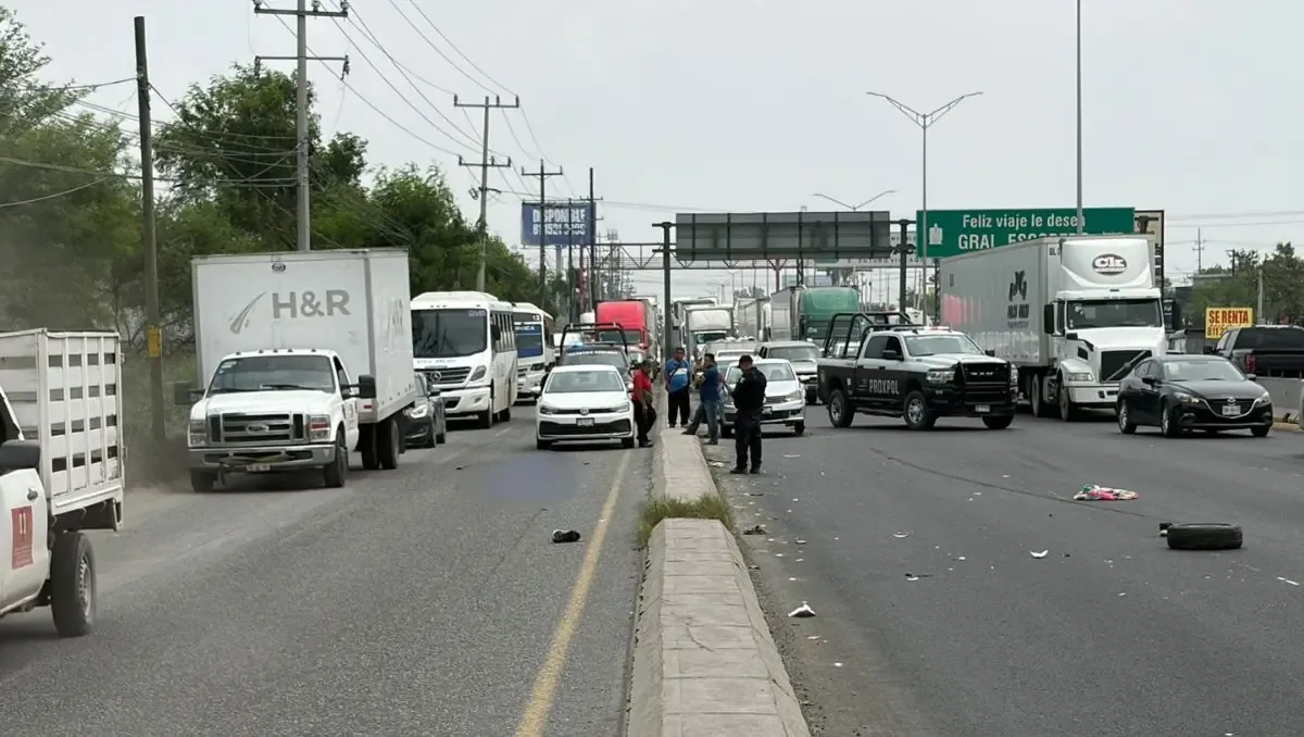 Un accidente fatal ocurrió en Escobedo, Nuevo León, cuando un conductor embistió a un hombre que estaba cambiando un neumático.