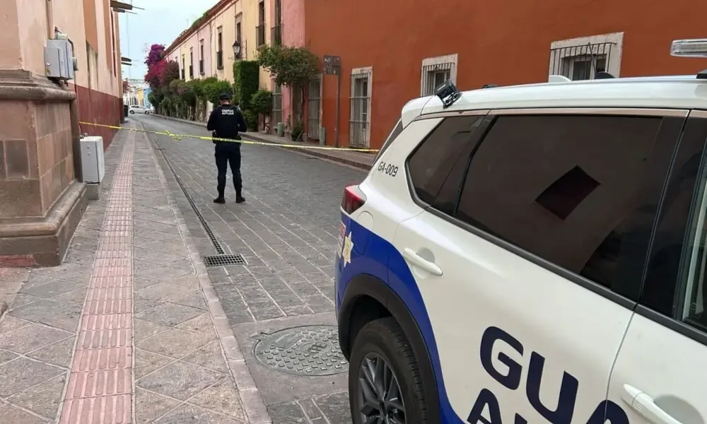 La emergencia se registró en el Centro Histórico de Querétaro, tras un accidente vehicular.