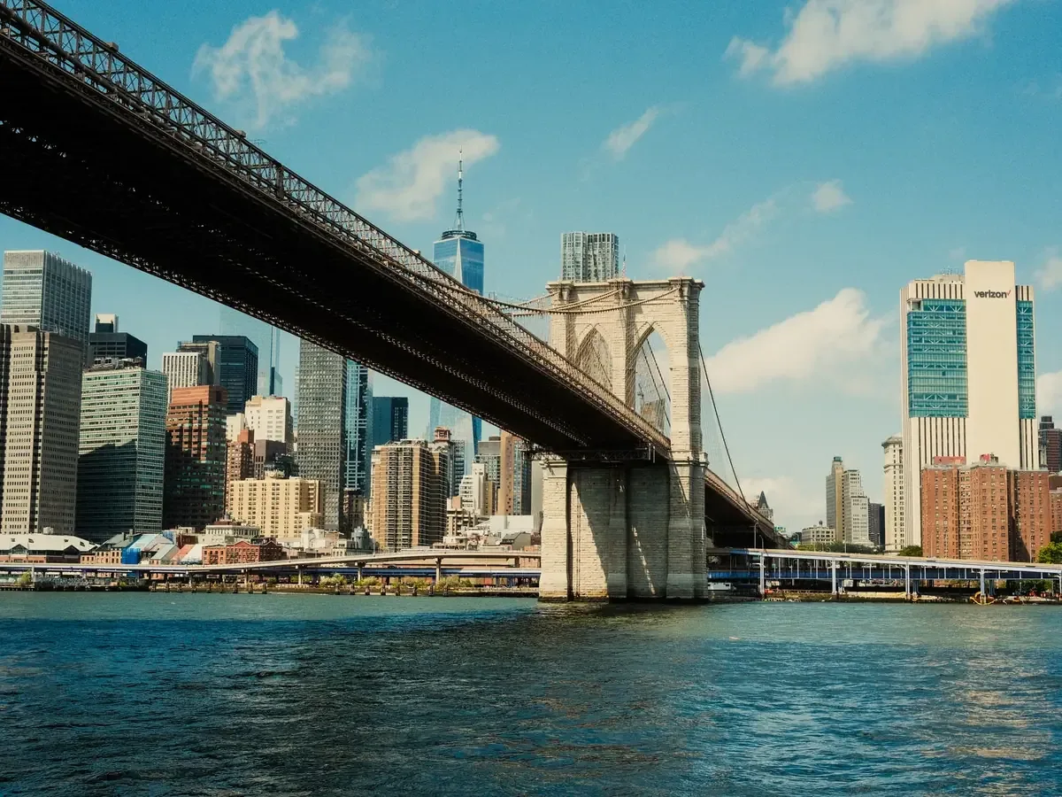 Un incidente sorprendente ocurre en el puente de Brooklyn, donde un hombre se lanza desnudo y logra sobrevivir a la caída.