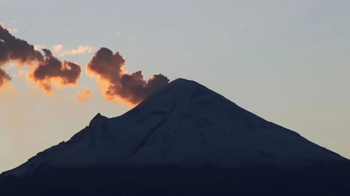 La actividad del Popocatépetl representa un peligro significativo, pero un influencer decidió escalarlo.