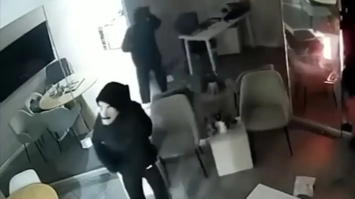 Un grupo de diez asaltantes se apoderó de una caja fuerte con efectivo y documentos en la Notaría 160.